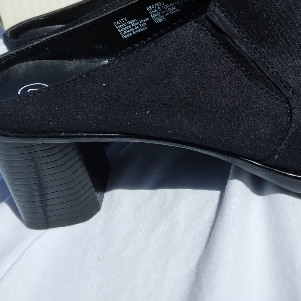 White stag, size 8, black